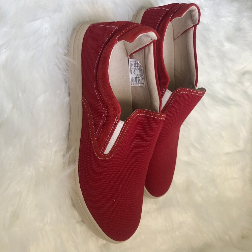 UGG men slip on, size 9 color red in perfect condition